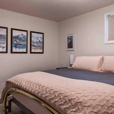 Fireweed Gardens In Roger'S Park Apartment